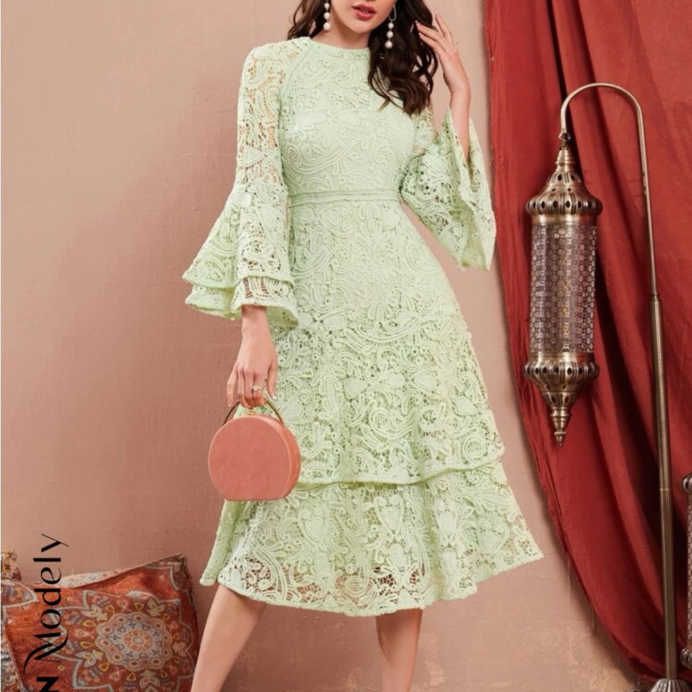 Beautiful feminine Bell sleeve layered ruffle hem guipure lace dress, L (8/10)